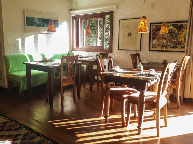 Sol iluminando cafe da manha Web